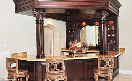 Ngắm dinh thự hoành tráng của sao phim “Vua bọ cạp”